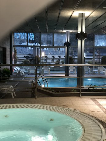 Imagen de la piscina del Hotel Mercure Andorra. Foto 18