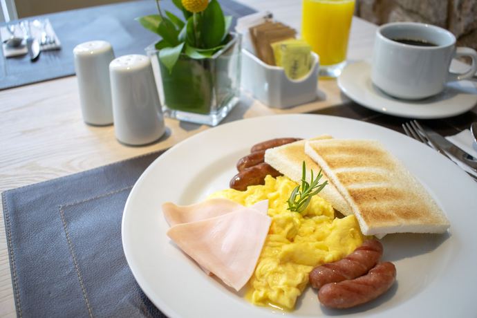 Imagen del bar/restaurante del Hotel Mercure Ariosto Lima. Foto 2