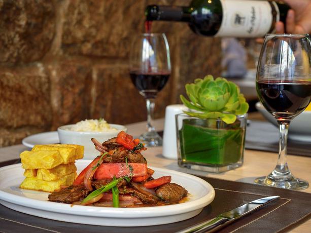 Imagen del bar/restaurante del Hotel Mercure Ariosto Lima. Foto 3