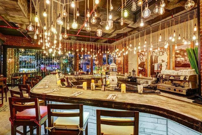 Imagen del bar/restaurante del Hotel Mercure Bangkok Sukhumvit 11. Foto 2