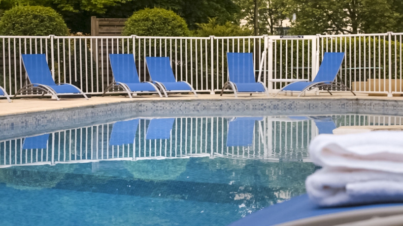 Imagen de la piscina del Hotel Mercure Beaune Centre. Foto 14