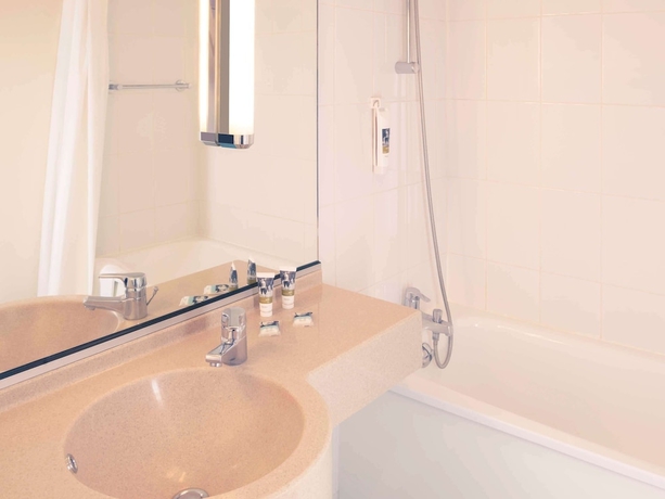 Imagen de la habitación del Hotel Mercure Besancon Parc Micaud. Foto 17
