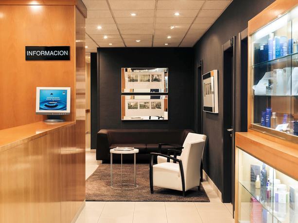 Imagen de la piscina del Hotel Mercure Bilbao Jardines De Albia. Foto 19