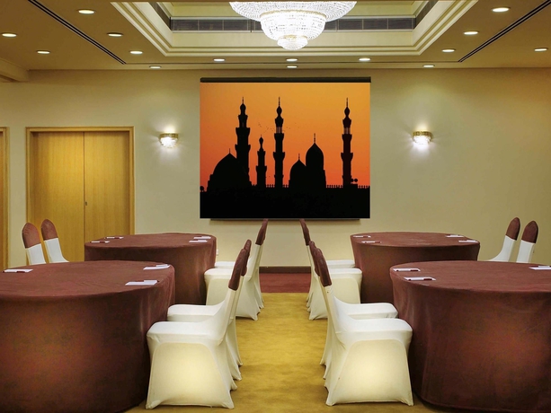 Imagen del bar/restaurante del Hotel Mercure Cairo Le Sphinx. Foto 3