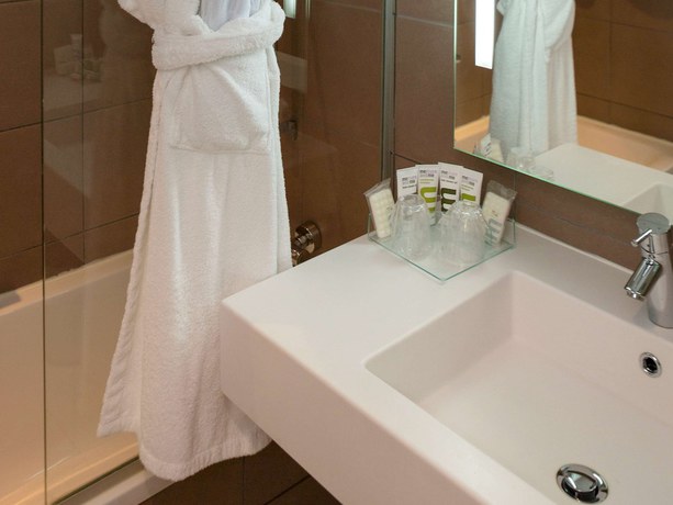 Imagen de la habitación del Hotel Mercure Cannes Mandelieu. Foto 15