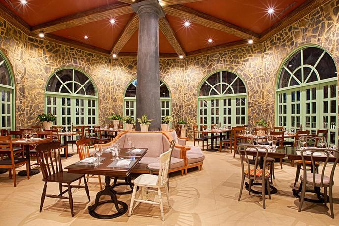 Imagen del bar/restaurante del Hotel Mercure Danang French Village Bana Hills. Foto 5