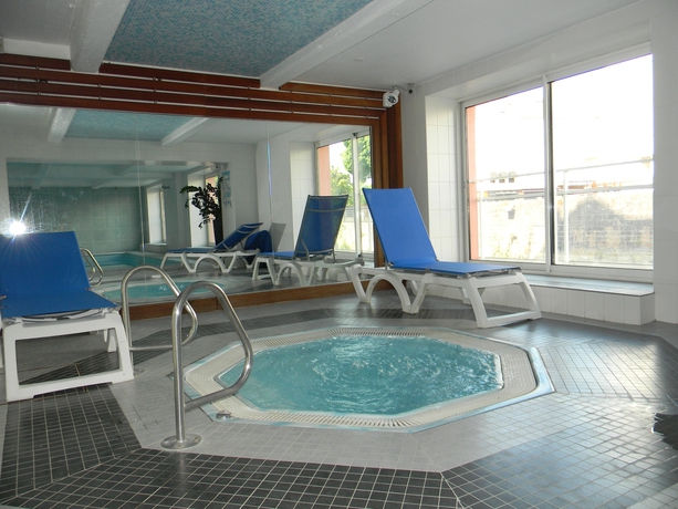 Imagen de la piscina del Hotel Mercure Epinal Centre. Foto 16