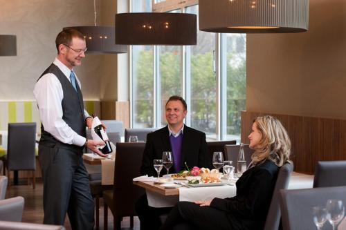 Imagen del bar/restaurante del Hotel Mercure Hotel Hamburg am Volkspark. Foto 7