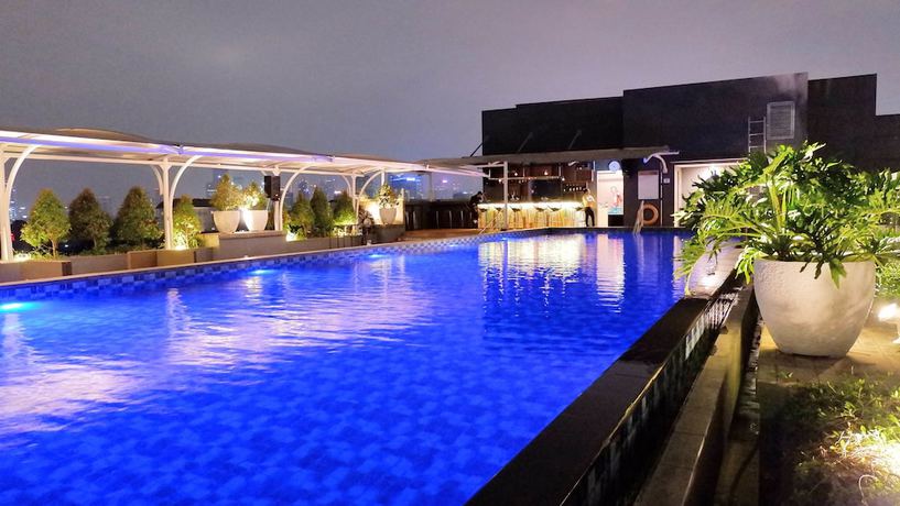 Imagen de la piscina del Hotel Mercure Jakarta Cikini. Foto 17