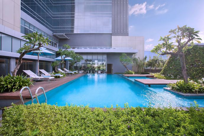 Imagen de la piscina del Hotel Mercure Jakarta Pantai Indah Kapuk. Foto 19