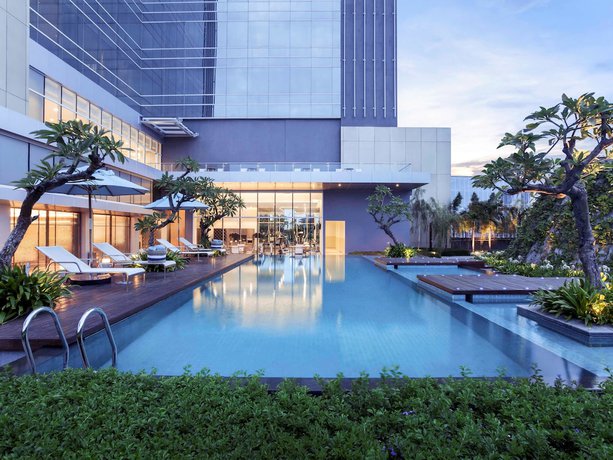 Imagen de la piscina del Hotel Mercure Jakarta Pantai Indah Kapuk. Foto 20