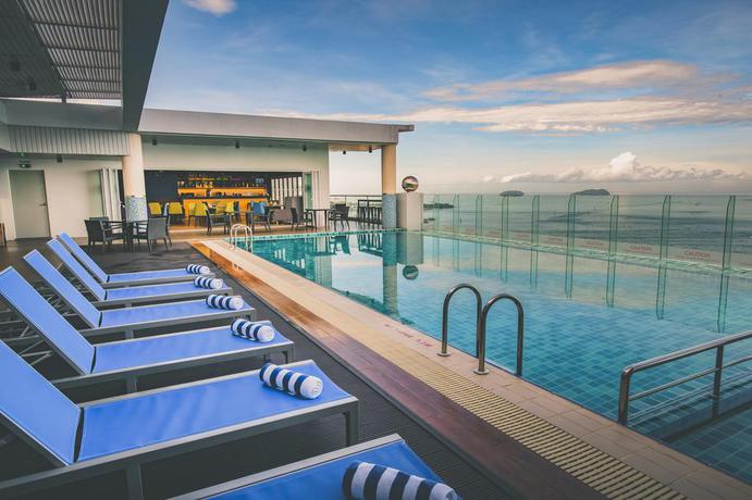 Imagen de la piscina del Hotel Mercure Kota Kinabalu City Centre. Foto 16