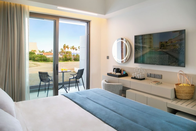 Imagen de la habitación del Hotel Mercure Larnaca Beach Resort. Foto 2