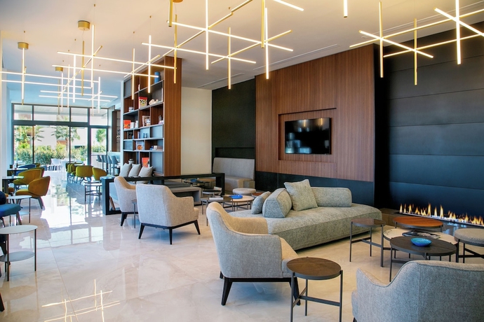 Imagen de los interiores del Hotel Mercure Larnaca Beach Resort. Foto 18