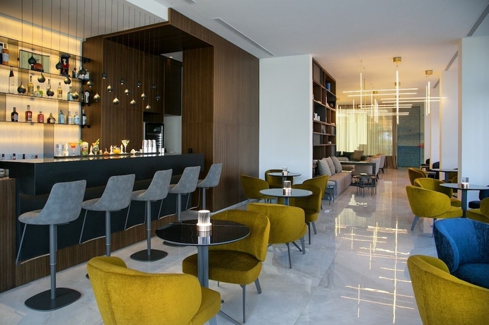 Imagen de los interiores del Hotel Mercure Larnaca Beach Resort. Foto 19