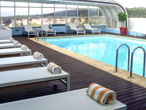Imagen de la piscina del Hotel Mercure Lisboa. Foto 7