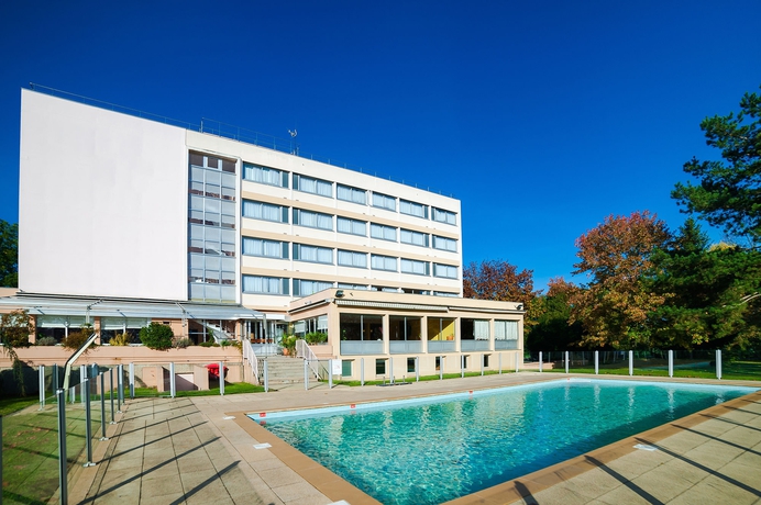 Imagen de la piscina del Hotel Mercure Macon Bord De Saône. Foto 16
