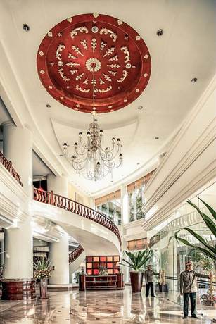 Imagen de los interiores del Hotel Mercure Mandalay Hill Resort. Foto 18