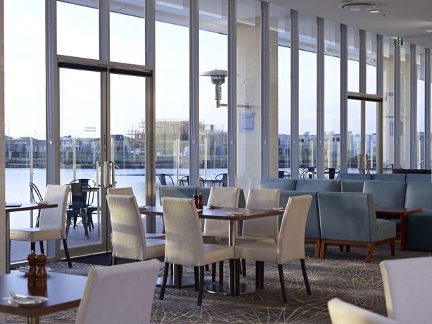 Imagen del bar/restaurante del Hotel Mercure Melbourne Caroline Springs. Foto 2