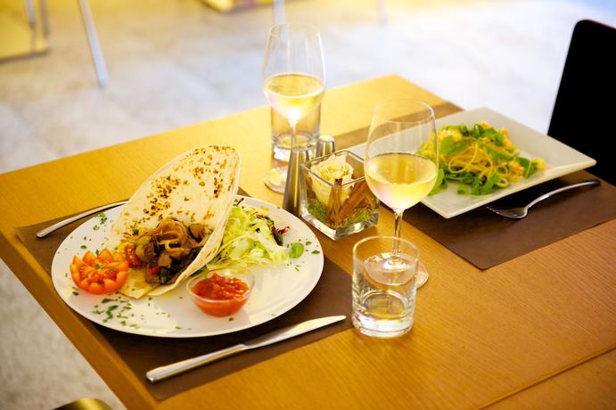 Imagen del bar/restaurante del Hotel Mercure Milano Solari. Foto 2