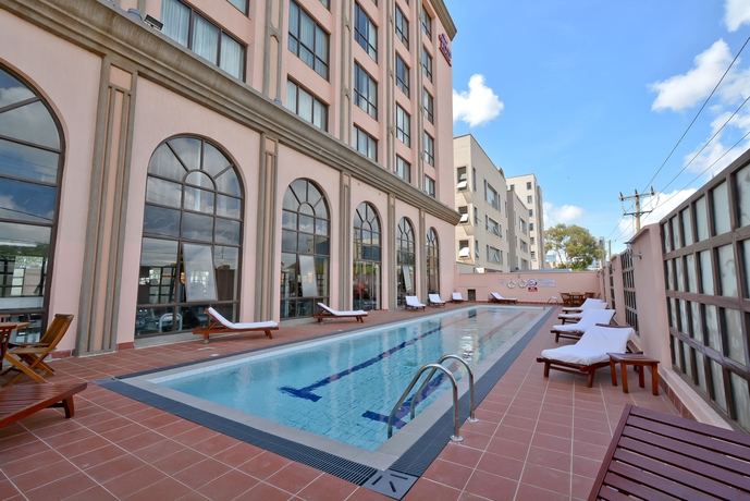 Imagen de la piscina del Hotel Mercure Nairobi Upper Hill. Foto 11