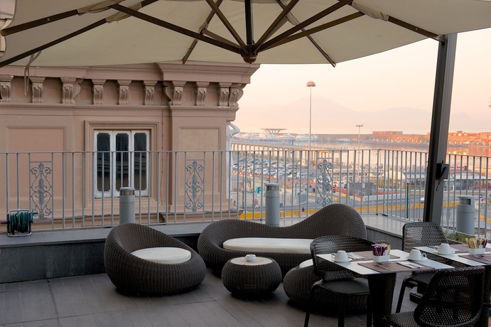 Imagen del bar/restaurante del Hotel Mercure Napoli Centro Angioino. Foto 2