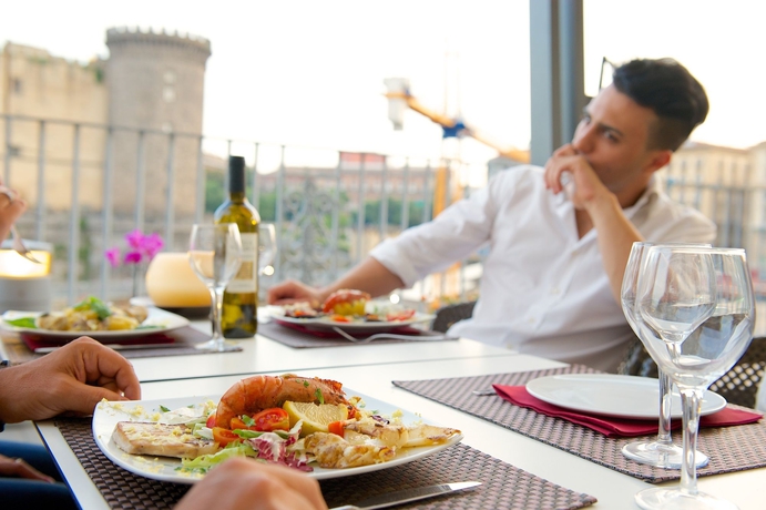Imagen del bar/restaurante del Hotel Mercure Napoli Centro Angioino. Foto 7
