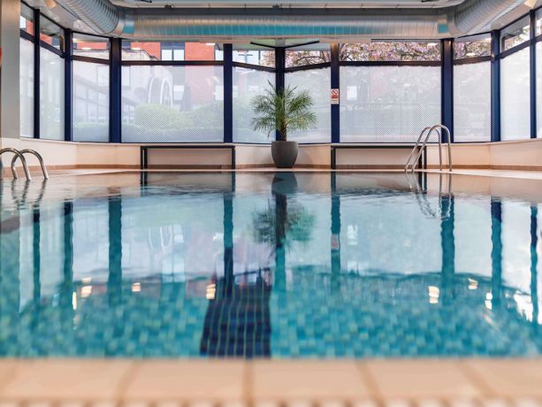 Imagen de la piscina del Hotel Mercure Nottingham Sherwood. Foto 19