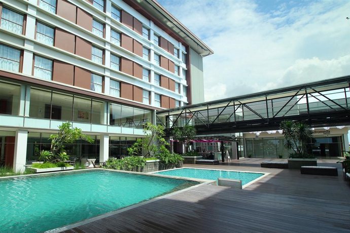 Imagen de la piscina del Hotel Mercure Padang. Foto 11
