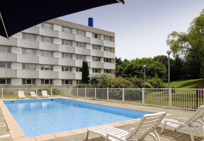 Imagen de la piscina del Hotel Mercure Paris Le Bourget. Foto 14