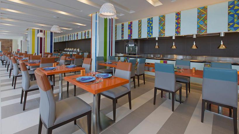 Imagen del bar/restaurante del Hotel Mercure Penang Beach. Foto 4