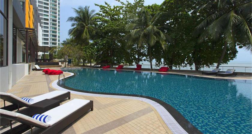 Imagen de la piscina del Hotel Mercure Penang Beach. Foto 9
