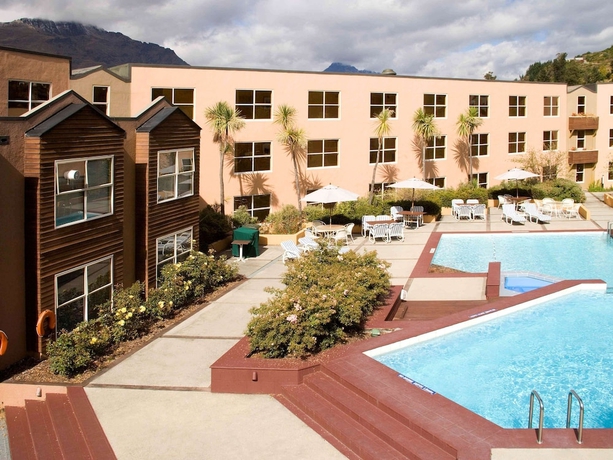 Imagen de la piscina del Hotel Mercure Queenstown Resort. Foto 16