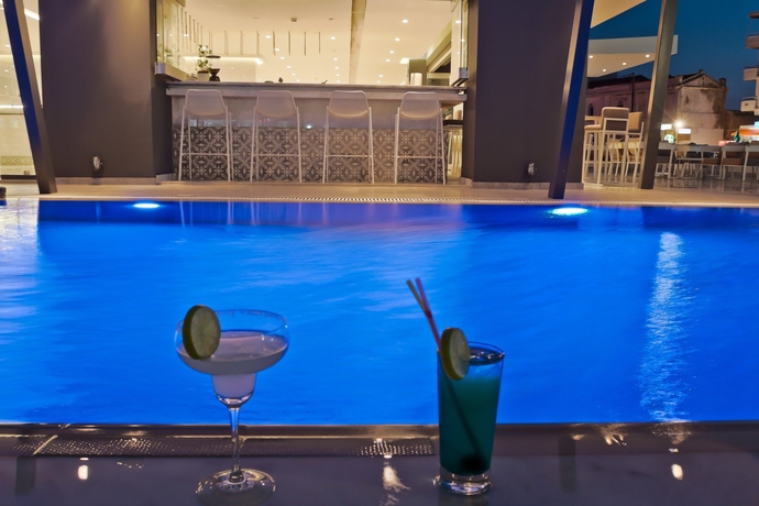 Imagen de la piscina del Hotel Mercure Rhodes Alexia and Spa. Foto 14