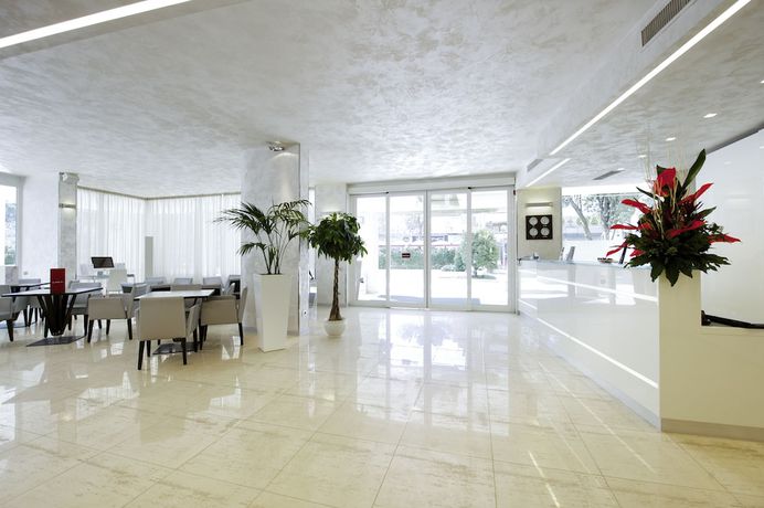 Imagen de los interiores del Hotel Mercure Rimini Artis. Foto 20