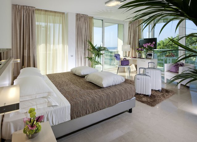 Imagen de la habitación del Hotel Mercure Rimini Artis. Foto 11