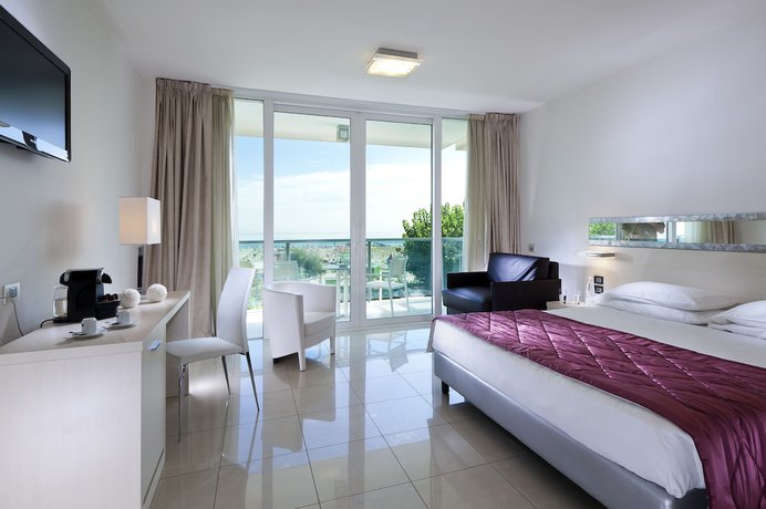 Imagen de la habitación del Hotel Mercure Rimini Artis. Foto 12