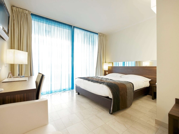 Imagen de la habitación del Hotel Mercure Rimini Lungomare. Foto 7