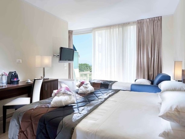 Imagen de la habitación del Hotel Mercure Rimini Lungomare. Foto 11