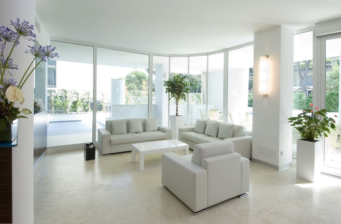 Imagen de los interiores del Hotel Mercure Rimini Lungomare. Foto 18