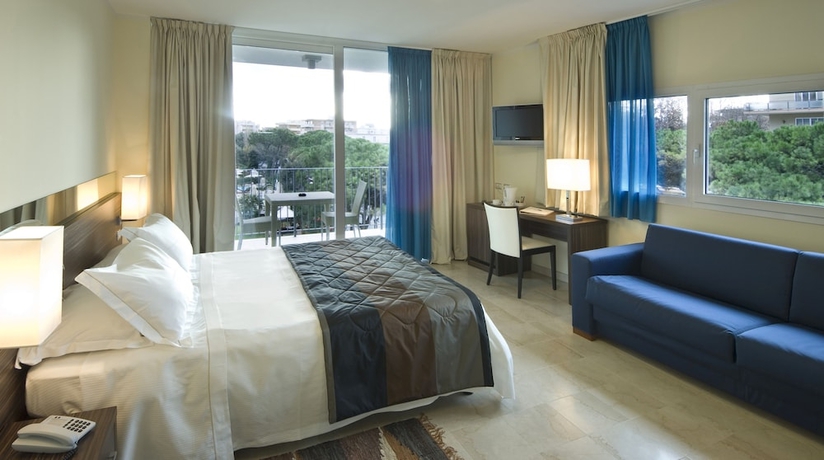 Imagen de la habitación del Hotel Mercure Rimini Lungomare. Foto 14