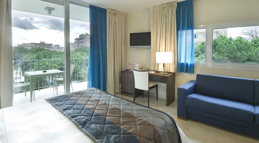 Imagen de la habitación del Hotel Mercure Rimini Lungomare. Foto 15