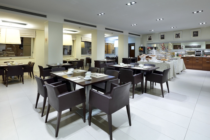 Imagen del bar/restaurante del Hotel Mercure Roma Centro Saint John. Foto 2