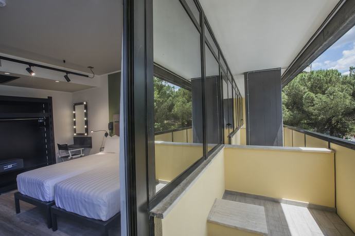Imagen de la habitación del Hotel Mercure Roma Cinecittà. Foto 6
