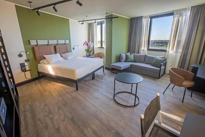 Imagen de la habitación del Hotel Mercure Roma Cinecittà. Foto 12