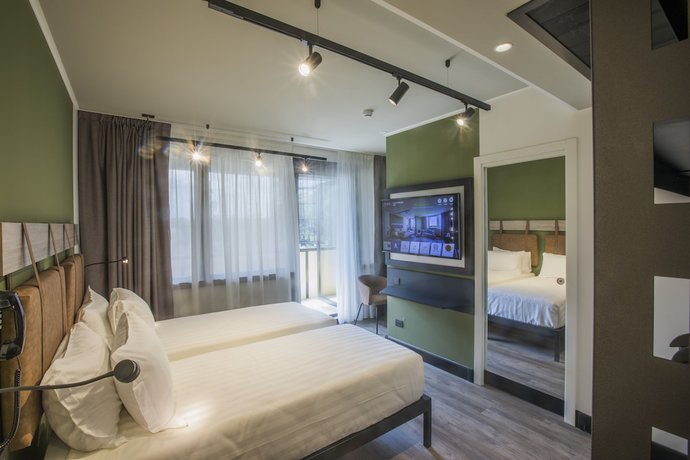 Imagen de la habitación del Hotel Mercure Roma Cinecittà. Foto 14