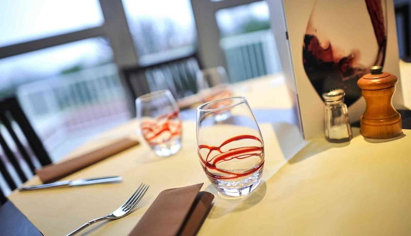 Imagen del bar/restaurante del Hotel Mercure Rouen Val De Reuil. Foto 7