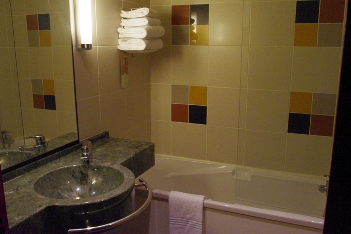 Imagen de la habitación del Hotel Mercure Saint Etienne Parc de l'Europe. Foto 5