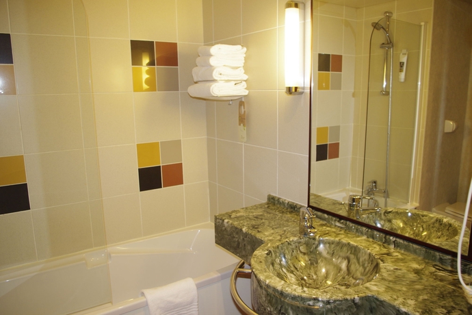 Imagen de la habitación del Hotel Mercure Saint Etienne Parc de l'Europe. Foto 10