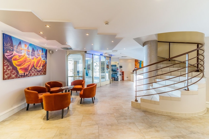 Imagen del bar/restaurante del Hotel Mercure Saint Raphael Centre Plage. Foto 2